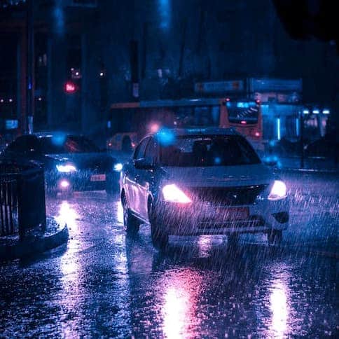 carro en la lluvia de noche